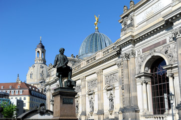 Fototapeta na wymiar Dresden Frauenkirche i Albertinum Semper przed