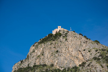 Fototapeta na wymiar Zamek na szczycie skały