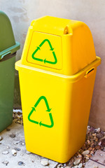 yellow recycle bin