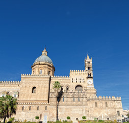 Fototapeta na wymiar piękna katedra w Palermo
