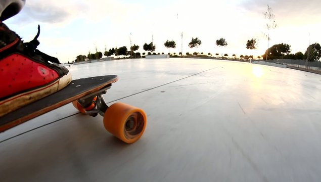 paseo en monopatin con puesta de sol