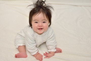 Fototapeta premium 一人で遊ぶ赤ちゃん B