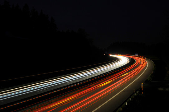 Autobahn bei Nacht