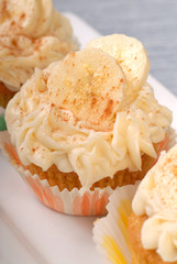 Vanilla cupcake with cream cheese frosting and sliced bananas