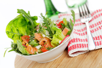 Bunter Salat mit Räucherlachs