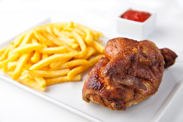 Halbes Grillhähnchen mit Pommes