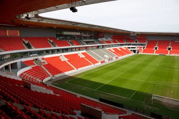Fototapete Fußball Blick auf ein leeres Fußballstadion mit roten Sitzen
