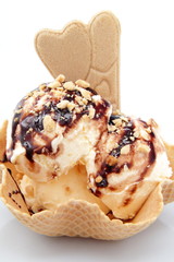 gelato crema caramello e nocciole su sfondo bianco