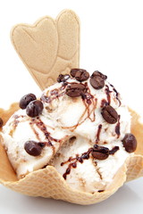gelato al caffe su sfondo bianco