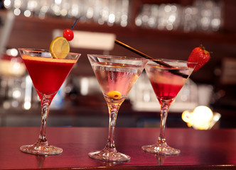 3 Cocktails in einer Bar