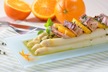 Frischer Spargel mit Filet und Orangen