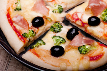 Pizza z brokułami, oliwkami i bekonem