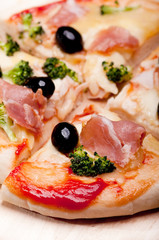 Pizza z brokułami i szynką