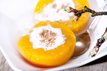 Brzoskwinie z kremem waniliowym