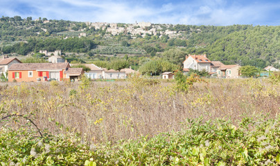 village perch&eacute; du Crestet, Vaucluse