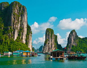 Floating fishing village in Halong Bay, Vietnam © 12ee12