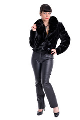 junge frau in modischer kunstpelzjacke