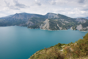 Fototapeta na wymiar Nad jeziorem Serre Pinçon