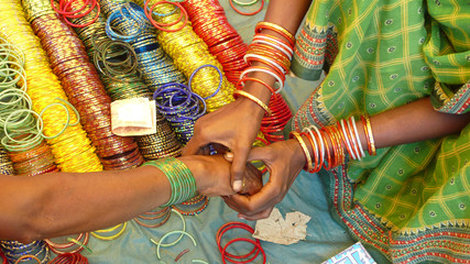 Pulseras en el mercado de Onkadelli, Orissa, India © Oscar Espinosa