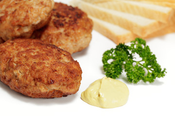 Frikadellen mit Senf und Toastbrot