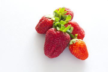 fragole su sfondo bianco