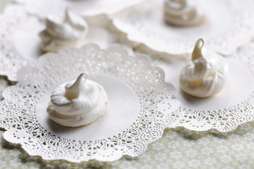 Cream meringues