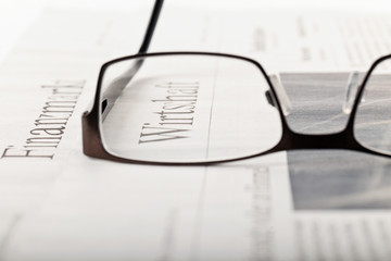newspaper vs. glasses_6