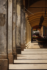 Fototapeta na wymiar Ogrodzony korytarz z łukowatymi kolumnami