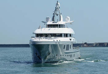 gray hull luxury