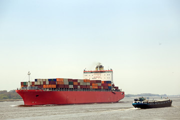 Containerschiff und Binnenfrachtschiff auf der Elbe bei Blankene