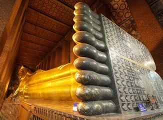 golden reclining buddha