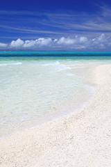 座間味島の真っ白い砂浜と綺麗な海