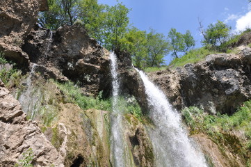 Fototapeta na wymiar Podwójny wodospad w górach Tien Szan