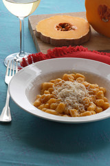 Gnocchi di zucca con ricotta affumicata