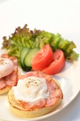 ポーチドエッグ（エッグベネディクト）