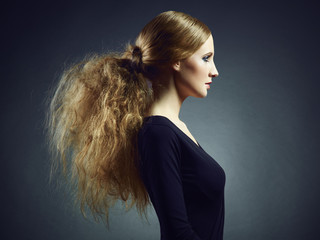 Naklejka premium Portrait of a beautiful young woman with curly red hair
