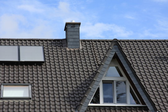 Hausdach mit Dachfenster