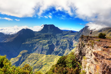 Randonneur admirant le cirque de Mafate, La Réunion.