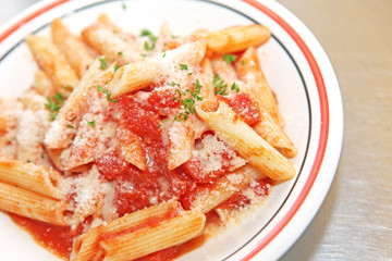 Penne mit Tomatensauce und Parmesan