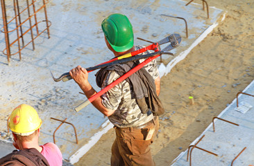 Bauarbeiter mit Bolzenschneider