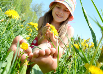 Mädchen in der Blumenwiese
