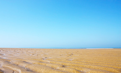 Fototapeta na wymiar Sand curves on the beach