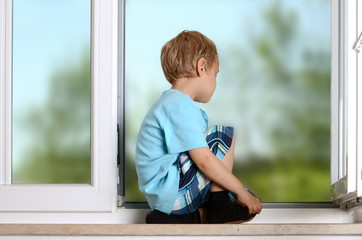 Kind am Fenster