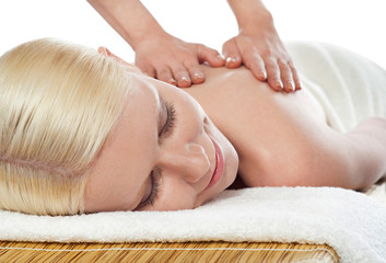 Obraz na płótnie Canvas Attractive young spa lady getting a massage