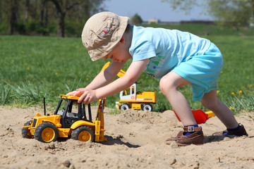 Kind spielt im Sand - 41142030