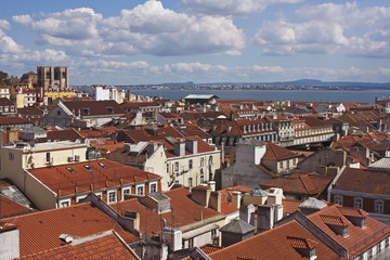 Fototapeta na wymiar Ponad czerwone dachy Lizbony
