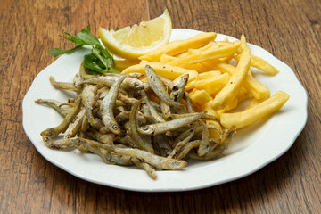 pesciolini fritti con patatine