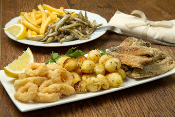 fritto misto di pesce con patatine