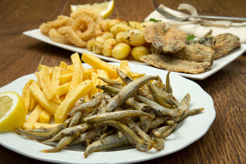 fritto misto di pesce con patatine