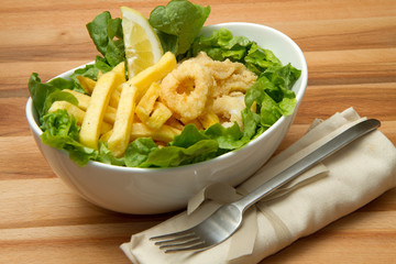 fritto misto di pesce con patatine